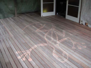 Lizard art carved into the wooden deck